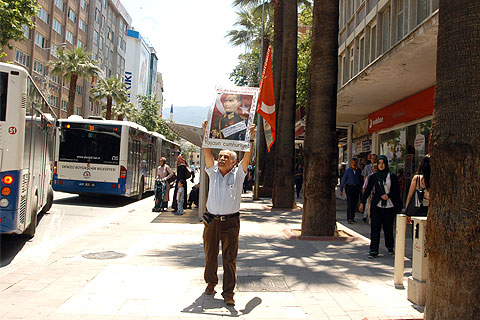 Öğretmenden bayrağa saygı yürüyüşü