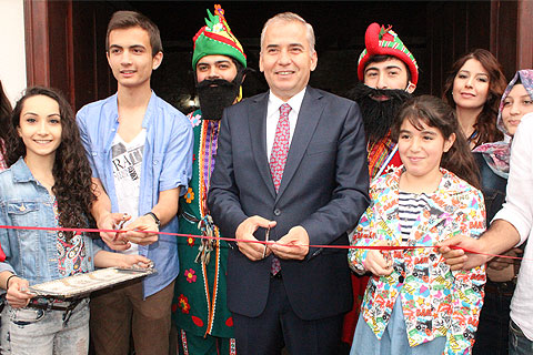 Genç Denizli eserlerini sergiliyor