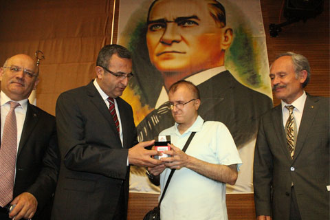 Gören Gözleri oldu