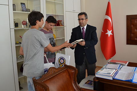 Lise öğrencilerinden örnek davranış
