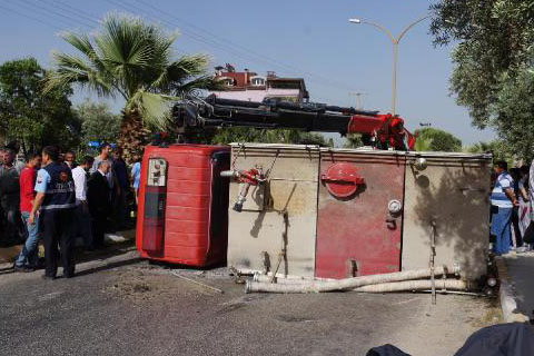 Yangına giden itfaiye aracı devrildi: 3 yaralı
