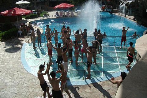 Sıcaktan bunalanlar havuzlara koştu