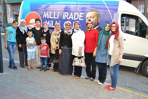 Seçim minibüsü yollarda