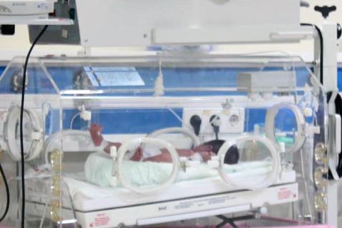 Çöpe bırakılan erkek bebek koruma altında