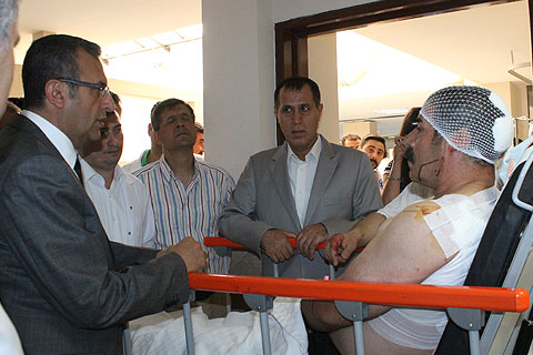 Vali yaralıları ziyaret etti