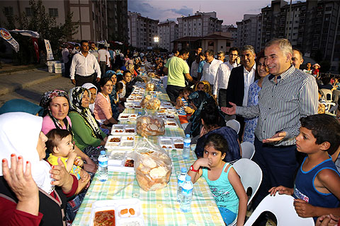 İftar sofrası TOKİ’de kuruldu
