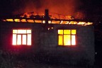 Eldenizli’de 2 kardeş yanarak öldü
