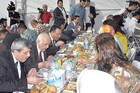 Bozdağ ve Zeybekci iftar çadırında oruç açtı