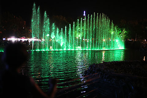 SUYUN IŞIKLA DANSI
