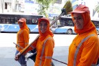 Kadın temizlik işçileri görevde