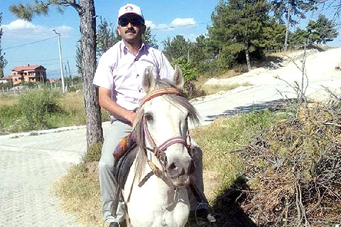 BAŞKANIN ARAZİDEKİ MAKAM ARACI BEYAZ AYGIR