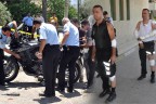 Motosikletli polislere çarpıp kaçtı: 2 yaralı