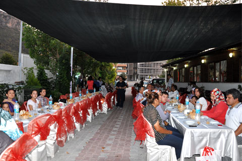 Huzurevi sakinlerine iftar yemeği