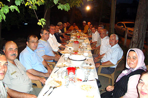 Orman işçileri 2 bin rakımda iftar açtı