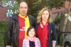 Kızıyla ders çalışırken 3. diplomasını aldı