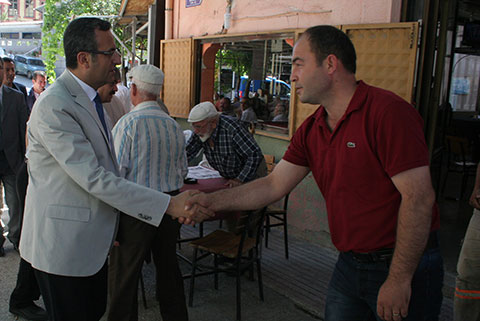 Gitti, dinledi, not aldı