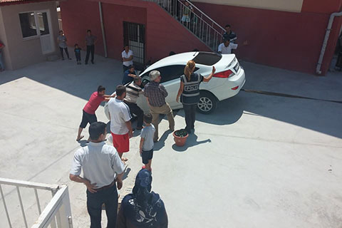 Otomobil, merdivenden aşağı indi