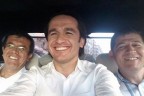 BAKANIN MAKAM ARACINDA SELFİE