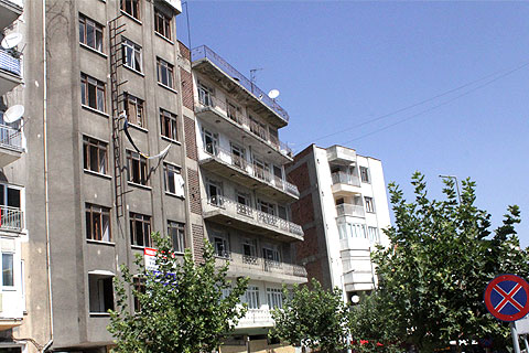 O BİNA YIKILIYOR