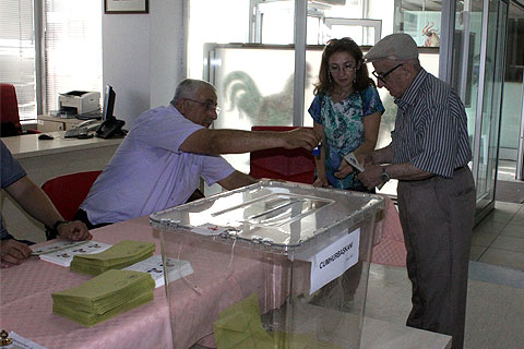 Vatandaşlar Cumhurbaşkanı Seçimi İçin Oy Kullanıyor
