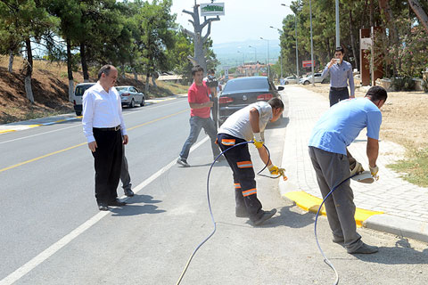 Pamukkale yolunda boyama çalışması