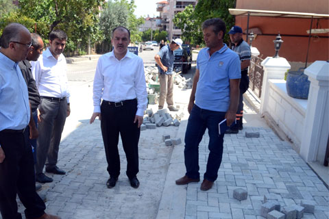 Kaldırım taşları yenileniyor