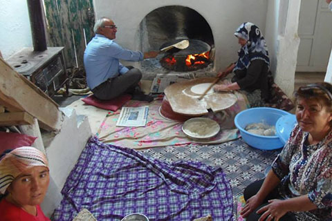 Hem pişirdi, hem yedirdi