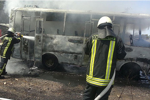 Servis aracında 14 kişi ölümden döndü