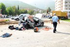 Kamyon otomobili biçti: 3 ölü 3 yaralı