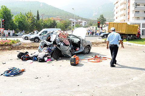 Kamyon otomobili biçti: 3 ölü 3 yaralı