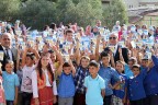 Öğrencilere bloknot dağıttı