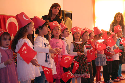Bayraklı, kalpaklı bayram kutlaması