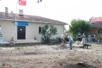 Köy okuluna modern bahçe