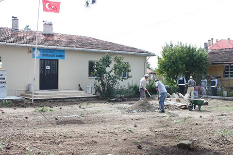 Köy okuluna modern bahçe