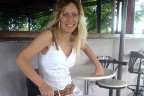 ÖLDÜRÜLEN AĞABEYİNİN MEZARI BAŞINDA KENDİNİ YAKTI