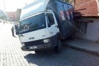 FRENİ BOŞALAN KAMYON EVE GİRDİ