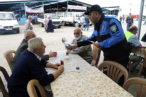 Polisten broşür ve el ilanlı dolandırıcı uyarısı