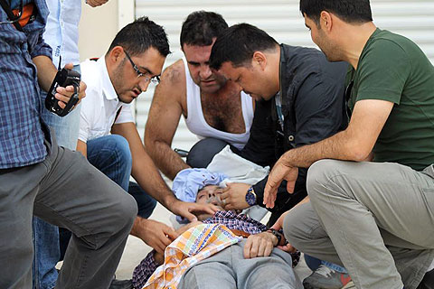 Yaralı vatandaşa gazeteciler yardım etti