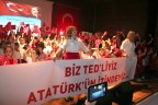 Bütün okul ayakta kutladı
