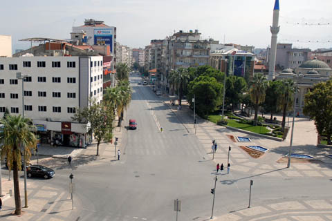 Denizli’de meydan ve caddeler boş kaldı