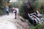 Yol çöktü, kamyon devrildi