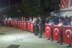 Al bayrağı öpüp gittiler