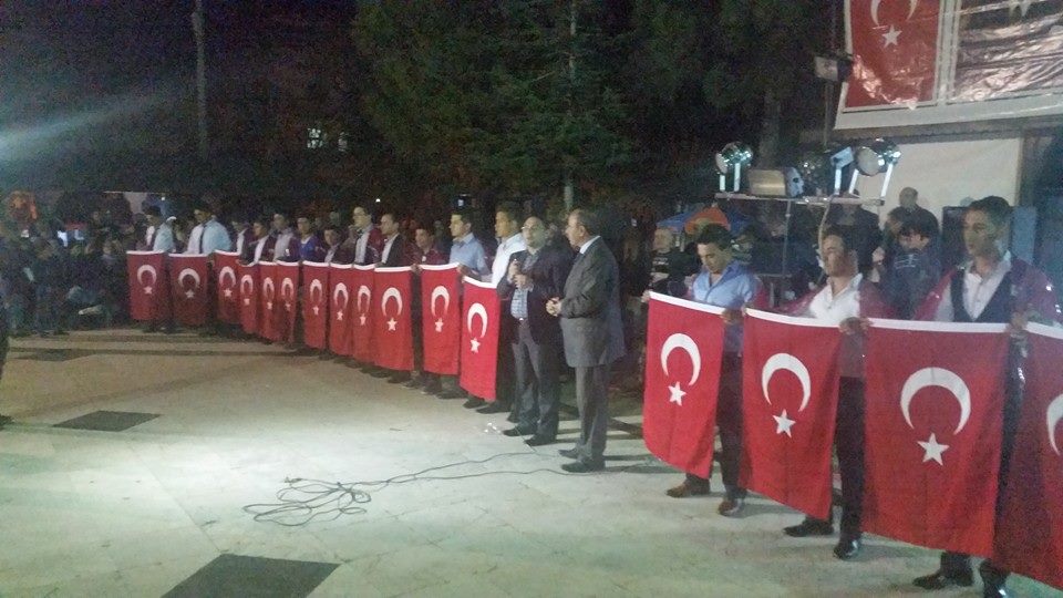 Al bayrağı öpüp gittiler
