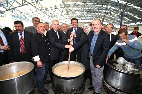 Fatih’te bakanlı başkanlı aşure günü