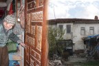 Tarihi ev göz göre göre yıkılıyor