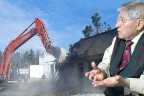 Hastane için yaptırdığı okulun yıkımına izin verdi