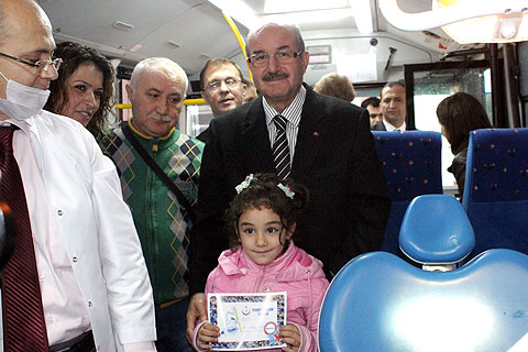 Vali’den sağlıklı dişlere tebrik belgesi