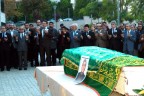 Soru işaretleriyle uğurlandı