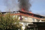 APARTMANIN ÇATISINDA KORKUTAN YANGIN