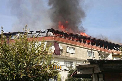 APARTMANIN ÇATISINDA KORKUTAN YANGIN